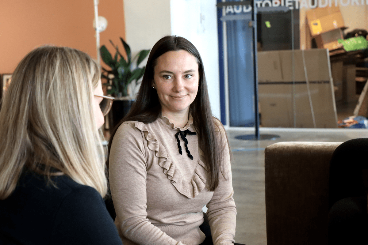 Two Contentor colleagues in conversation